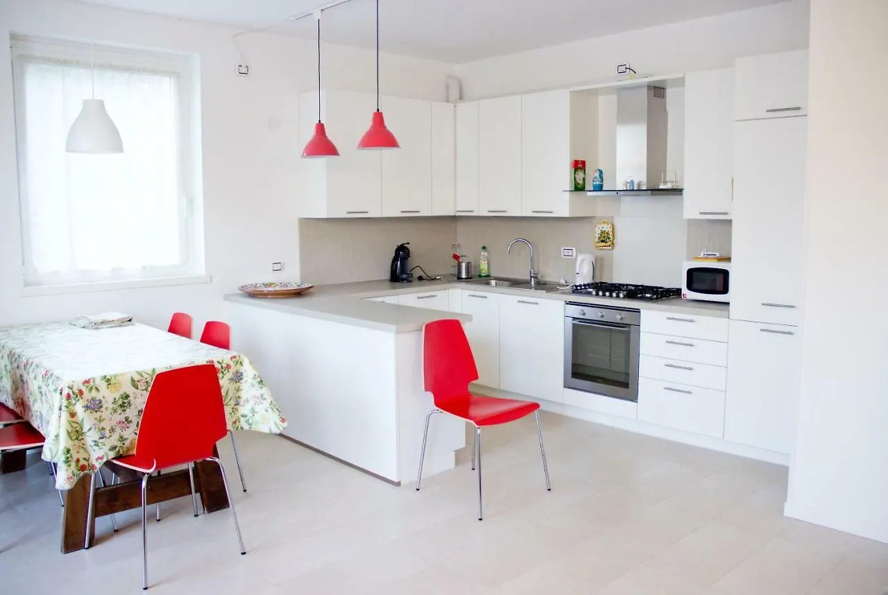 Lakefront Villa Del Pierangelo كريميا 0*,  إيطاليا